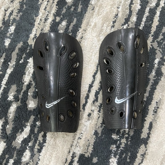 NIKE J GUARD BLACK SOCCER SHIN GUARDS ESPINILLERAS FUTBOL COLOR NEGRAS UNISEX - Picture 1 of 4